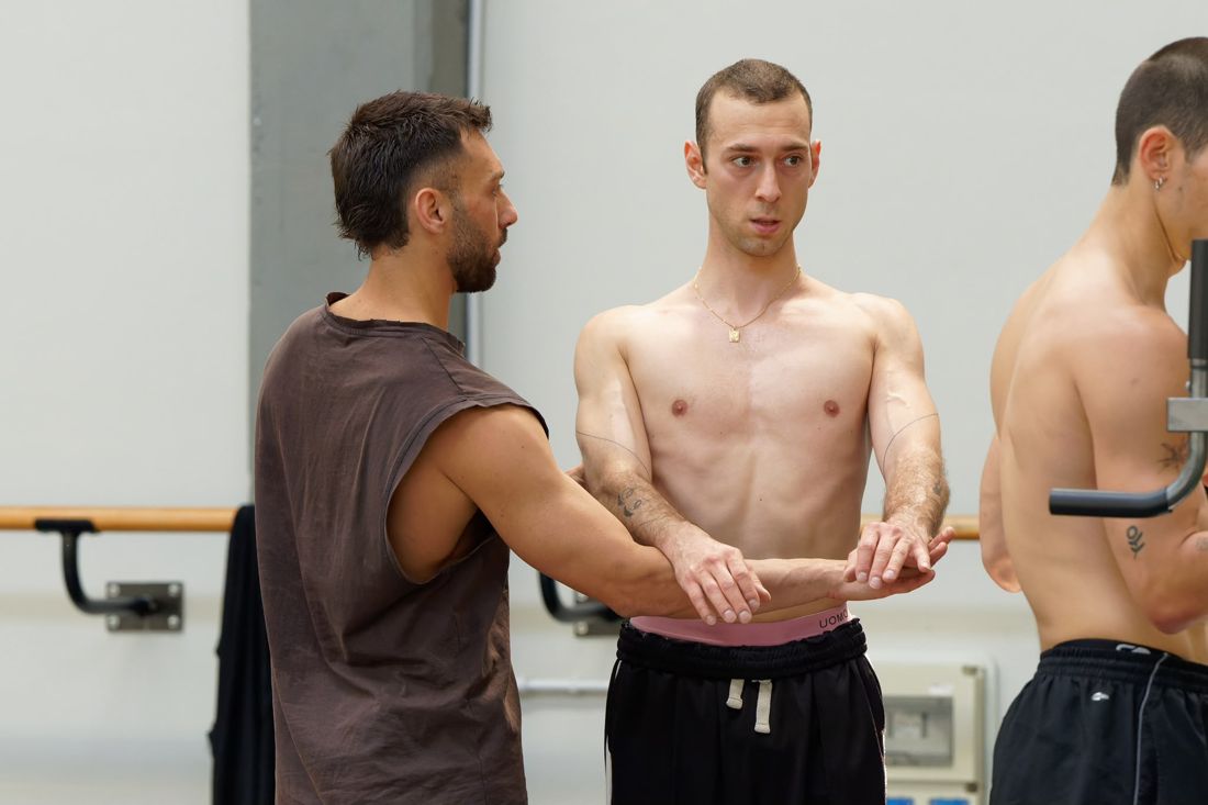 Lorenzo valuta un ballerino in sala