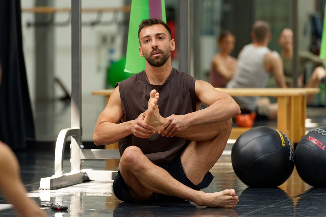Le mani di Lorenzo Galasso al lavoro